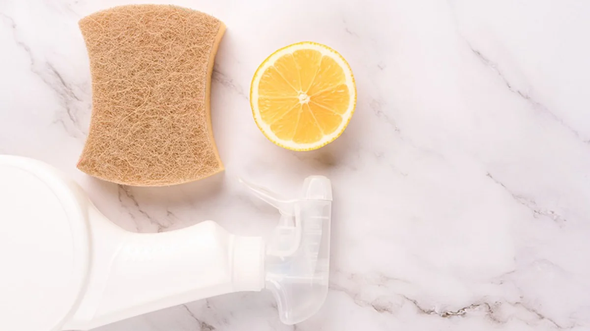 Citronová šťáva na zrcadle: proč jí používají只 profesionální čističi