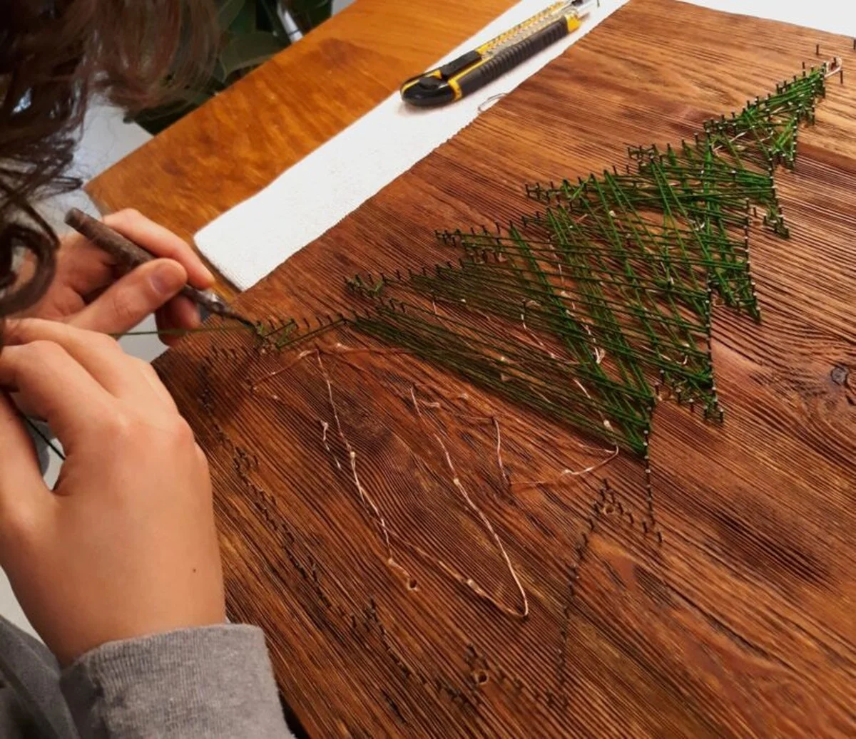 Hřebík a nit: jak zavěsit obraz bez vrtačky přesně na první pokus - image 1