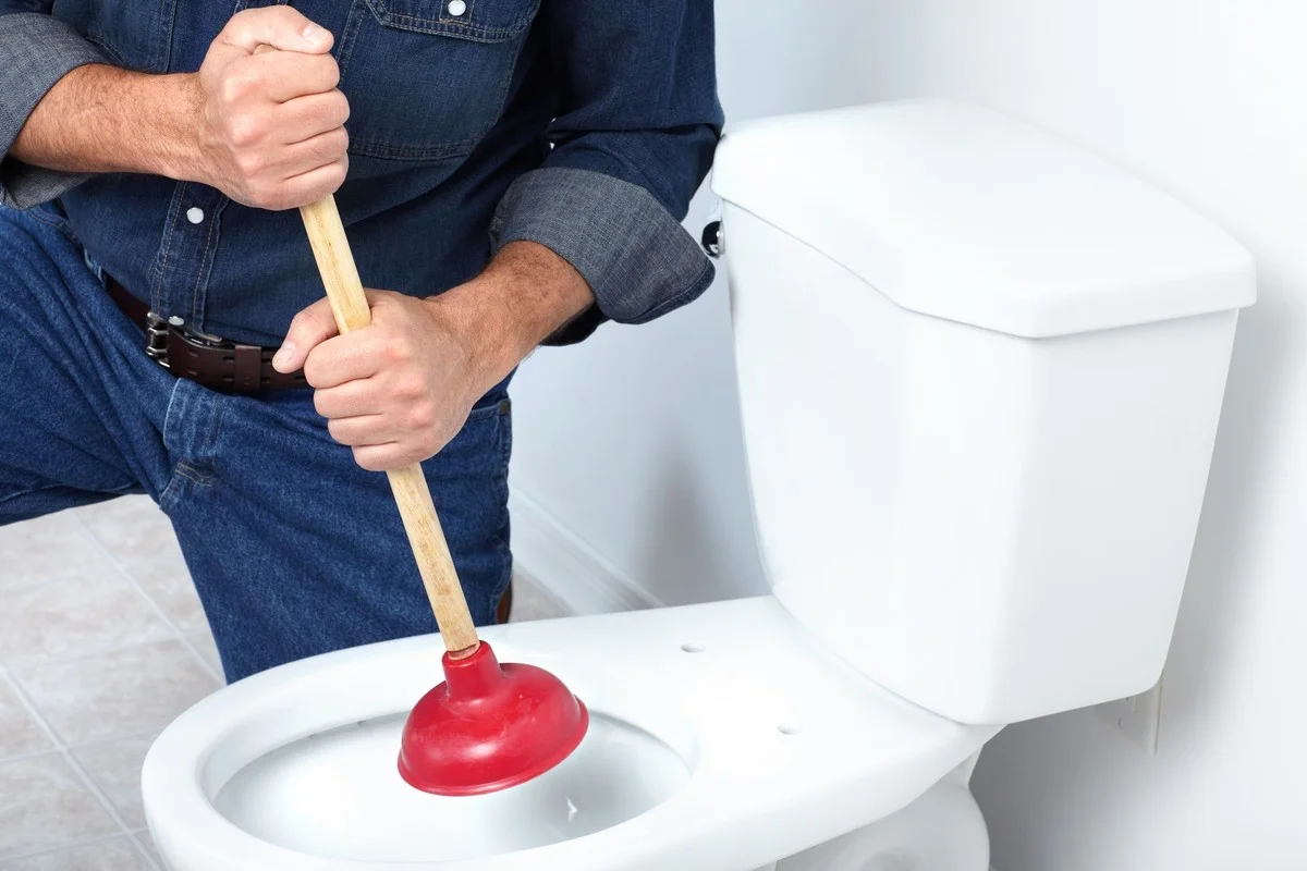 Instalatéři varují: nikdy neházejte do WC tyto čtyři věci
