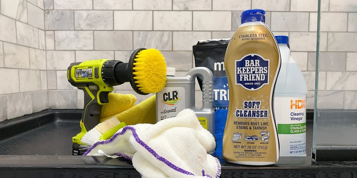 Jedlá soda na zrcadlech a sprchových dveřích: proč to funguje líp než jakékoliv chemikálie - image 2