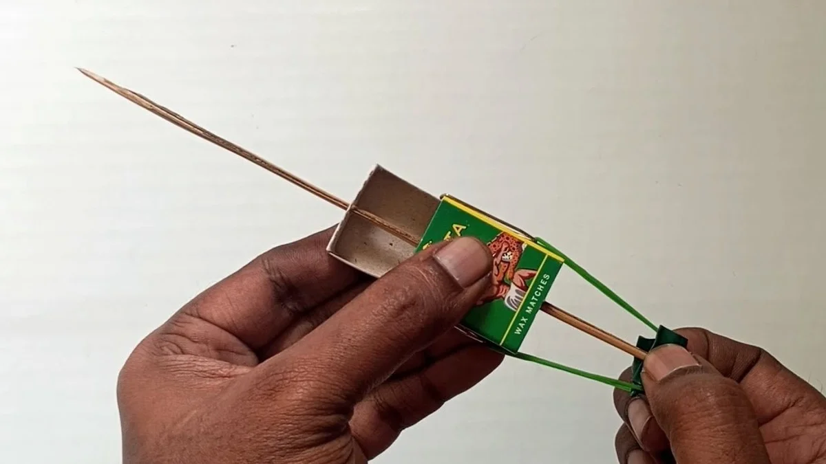 Krabička od zápalek jako spona na kabel: geniální řešení na psacím stole