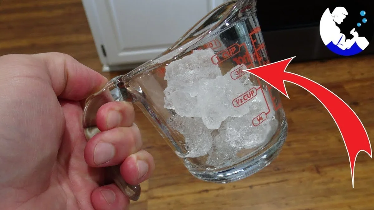 Ledová krychle v sušičce – geniální trik proti zmačkaným šatům bez žehličky