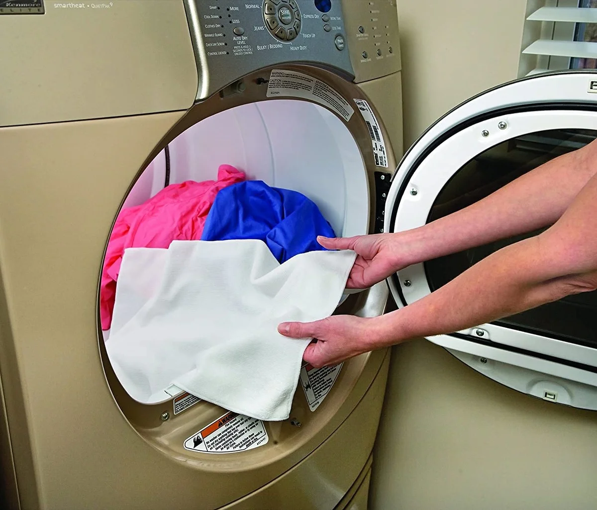 Ledová krychle v sušičce – geniální trik proti zmačkaným šatům bez žehličky - image 2