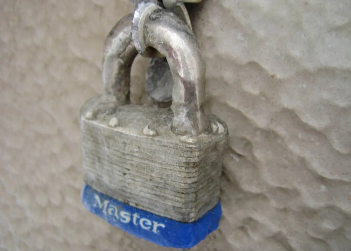 Ocet a soda do zamrzlého zámku — proč to funguje líp než WD-40