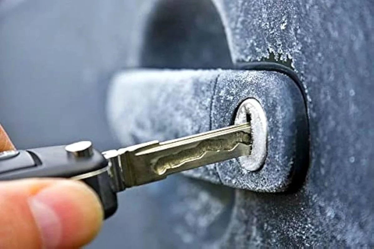 Ocet a soda do zamrzlého zámku — proč to funguje líp než WD-40 - image 1