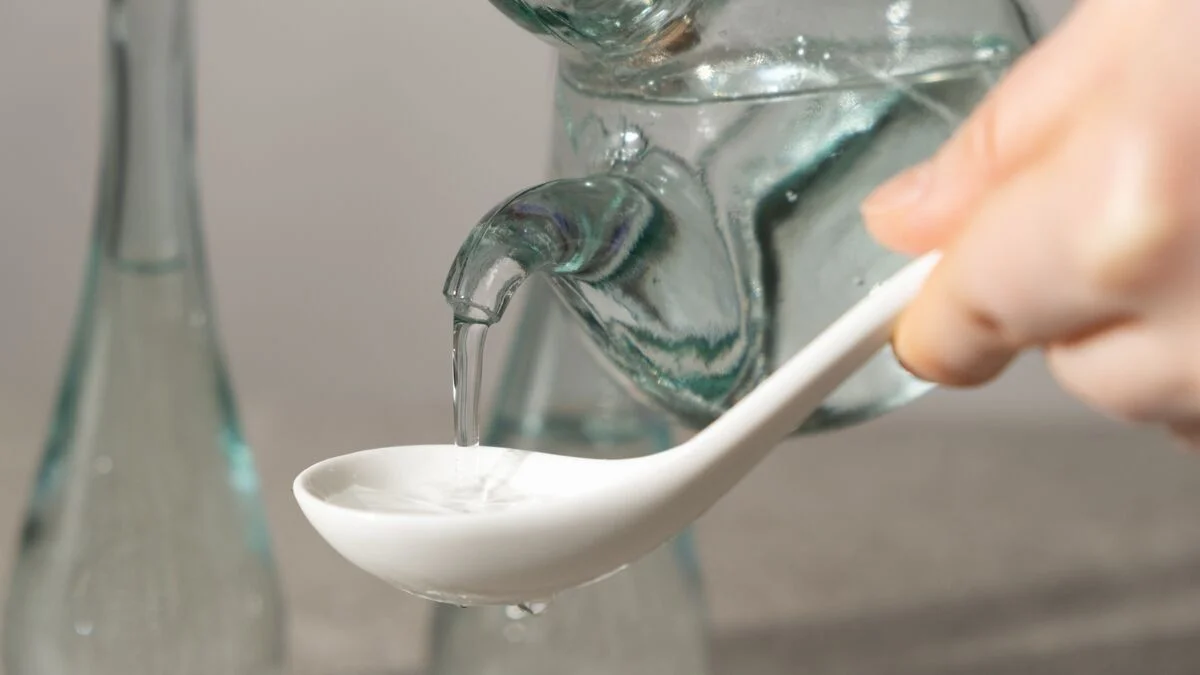 Ocet v běžné misce odstraní zápachy z lednice za noc - image 2