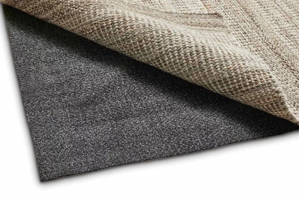 Pečící papír pod kobercem: jednoduchý trik proti klouzání bez lepidel - image 2