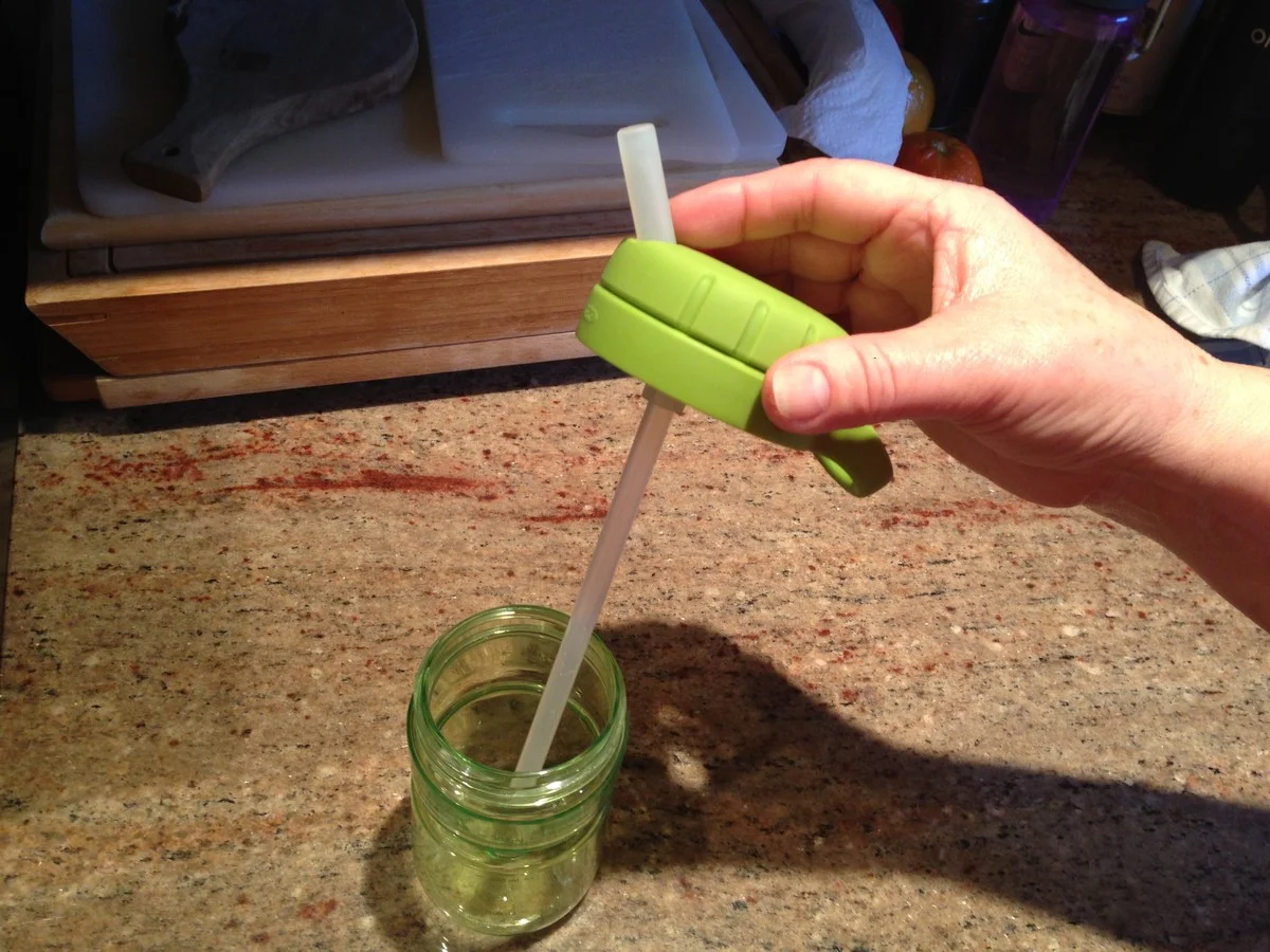 Plastová brčka jako miniaturní trubky – geniální řešení pro zaprasklé stěny