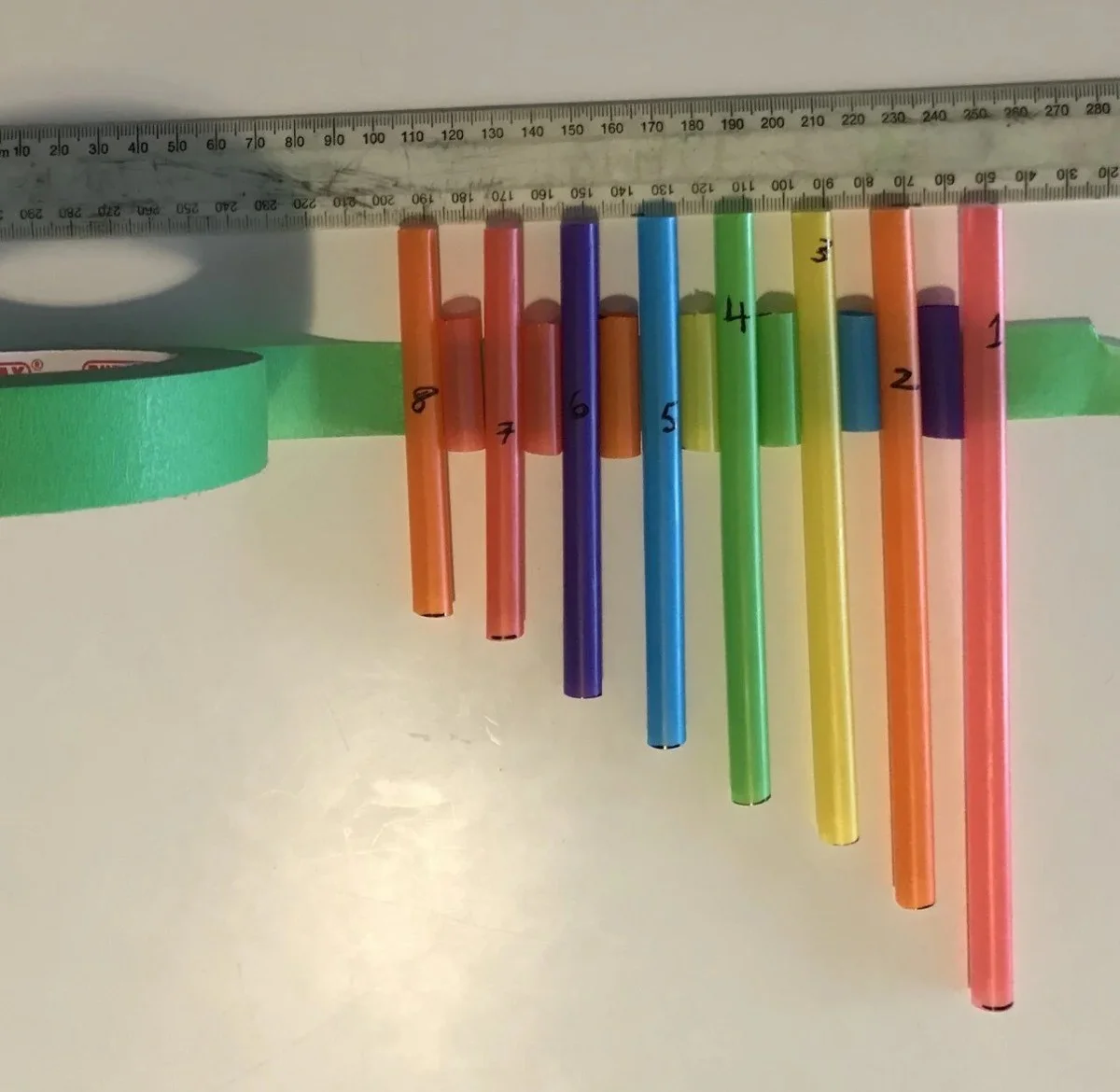 Plastová brčka jako miniaturní trubky – geniální řešení pro zaprasklé stěny - image 2