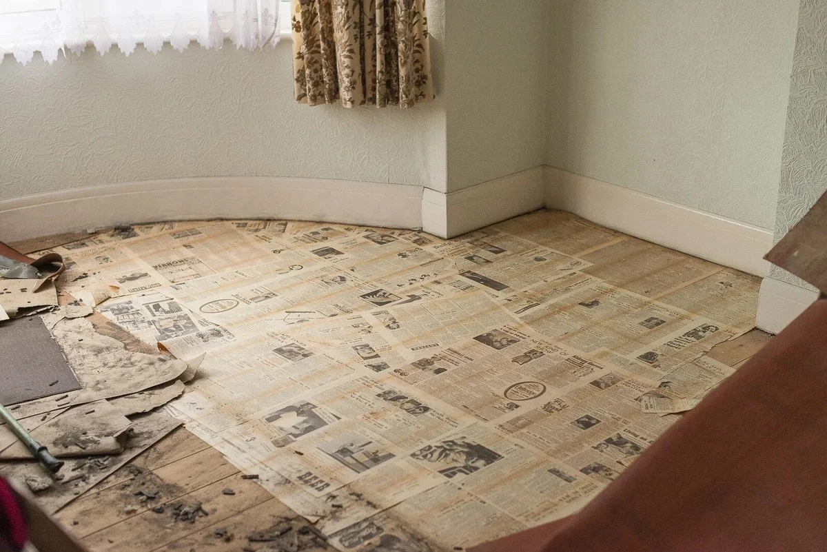 Staré noviny pod koberec: proč to radí tesaři - image 1