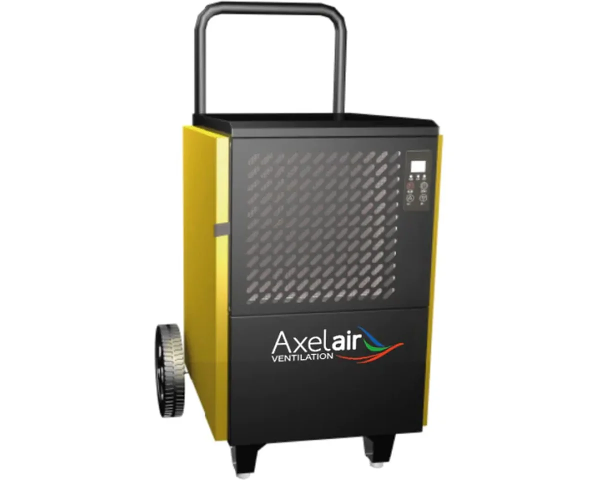 Staré noviny ve skříňkách – nejlevnější pohlcovač vlhkosti v domě