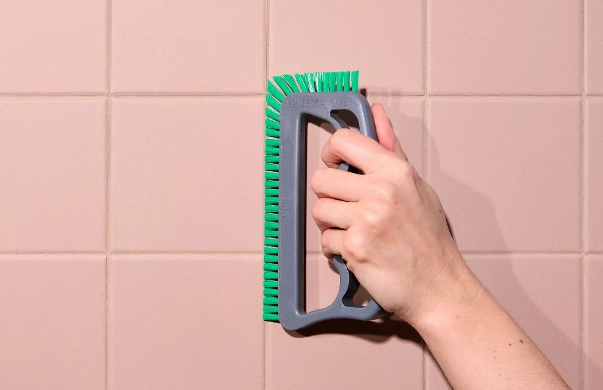 Starý kartáč na zuby? Ukrývá nejlepší čistič na špáry v koupelně - image 2
