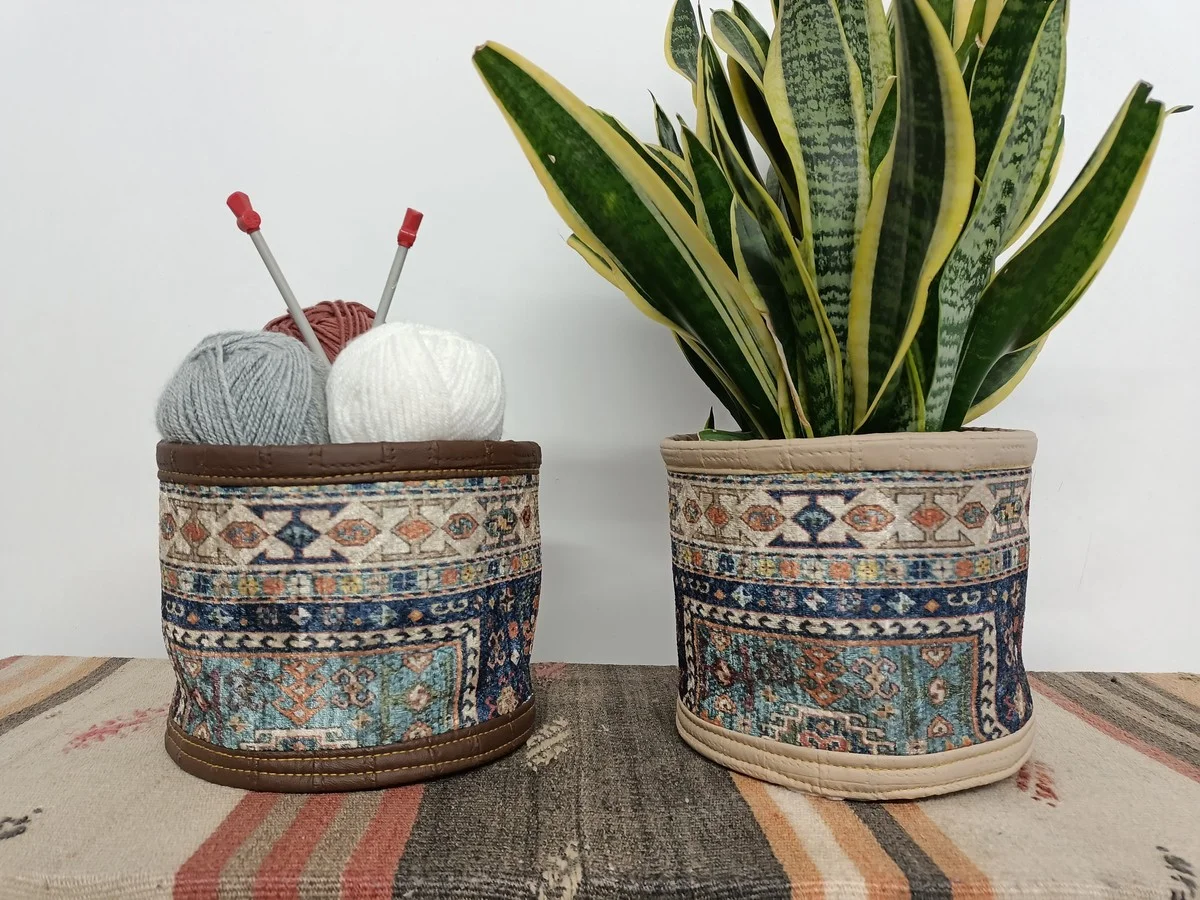 Starý ponožka na hlavu květináče brání plísni lépe než chemie