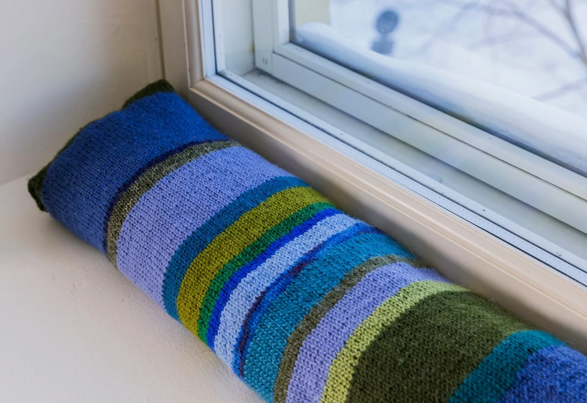 Starý svetr jako izolace okolo oken: teplo zůstane, náklady padnou - image 1