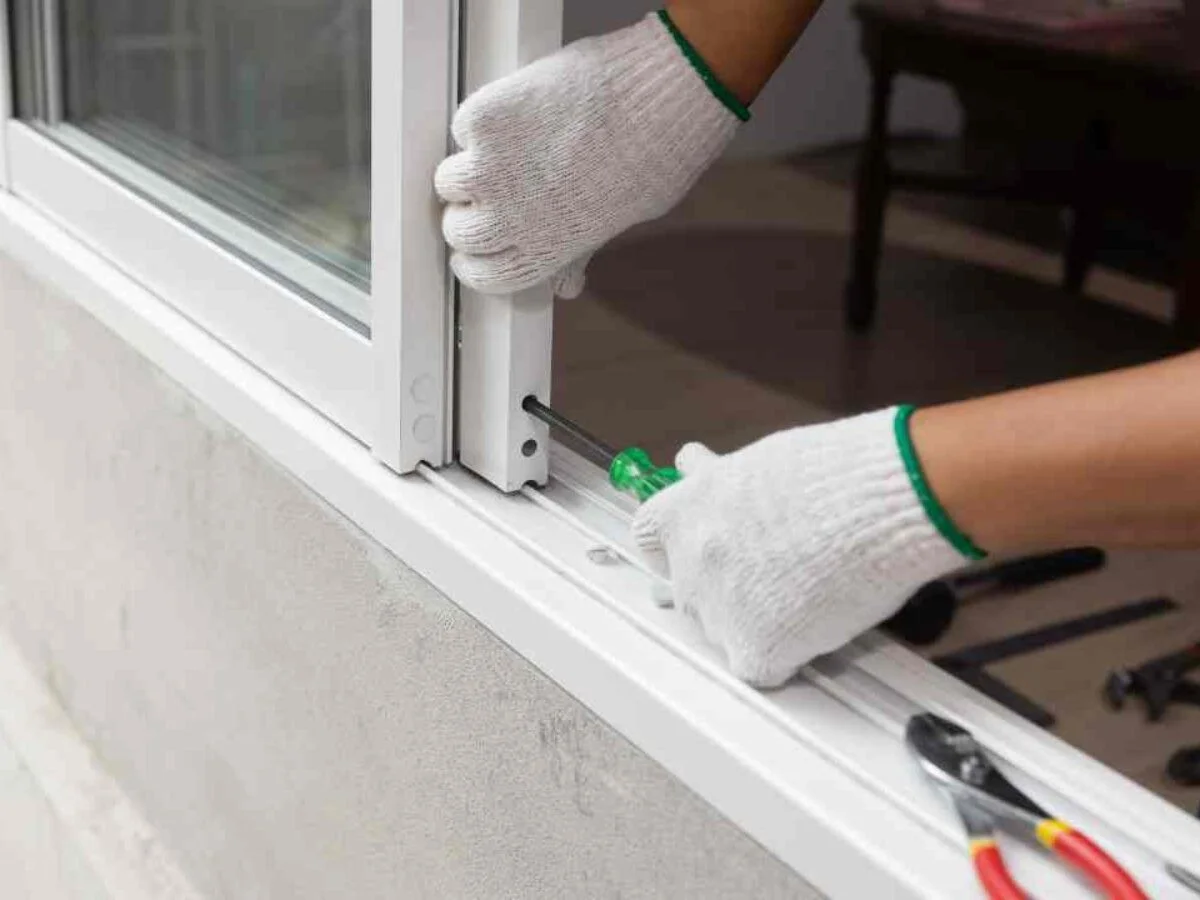 Starý zubní kartáček jako zázrak na čistění drážek v oknech