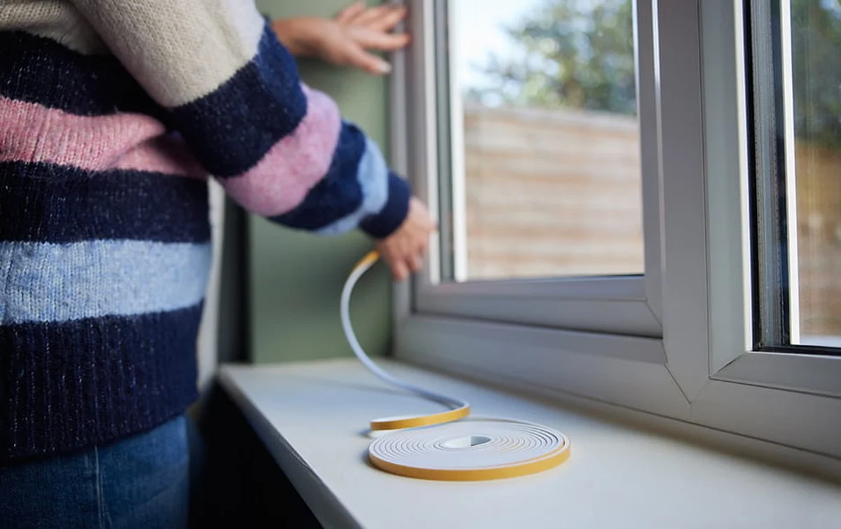 Zalepil jsem tímto kousky plastů: teplota v obýváku se zvedla o 6 stupňů