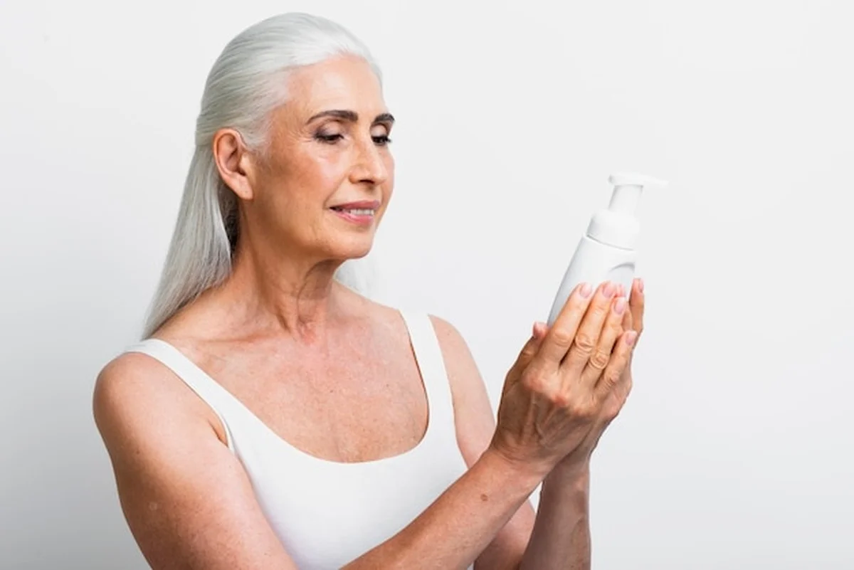 Ženy 50+: Chyby v péči o pleť, které dělá každá