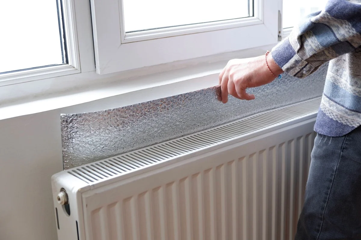 Alufolie za radiátorem? Ušetří vám až 30 % na účtech za topení