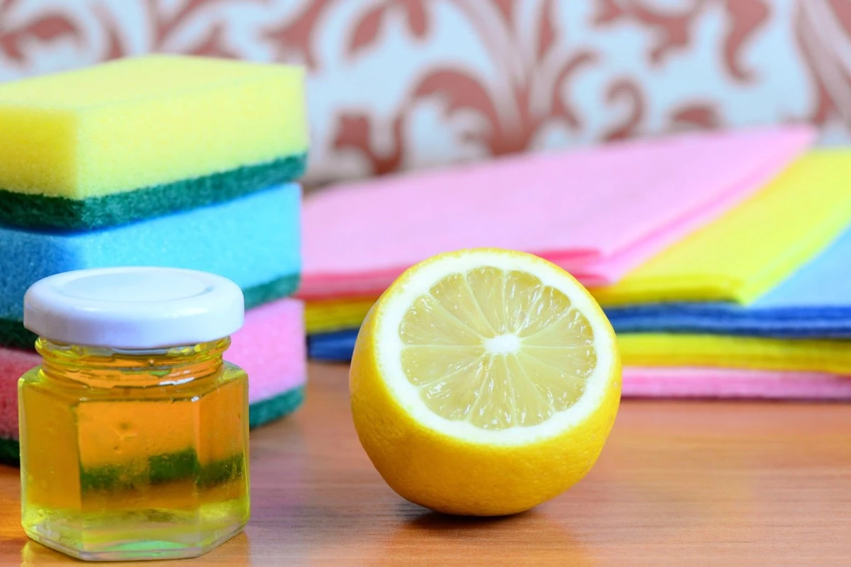 Citronová slupka v umyvadle: profesionální trik čističů na zápach