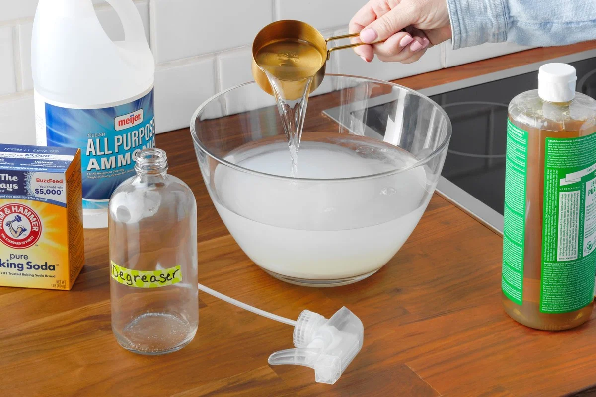 Jak udělat vlastní odmašťovací sprej ze dvou ingrediencí