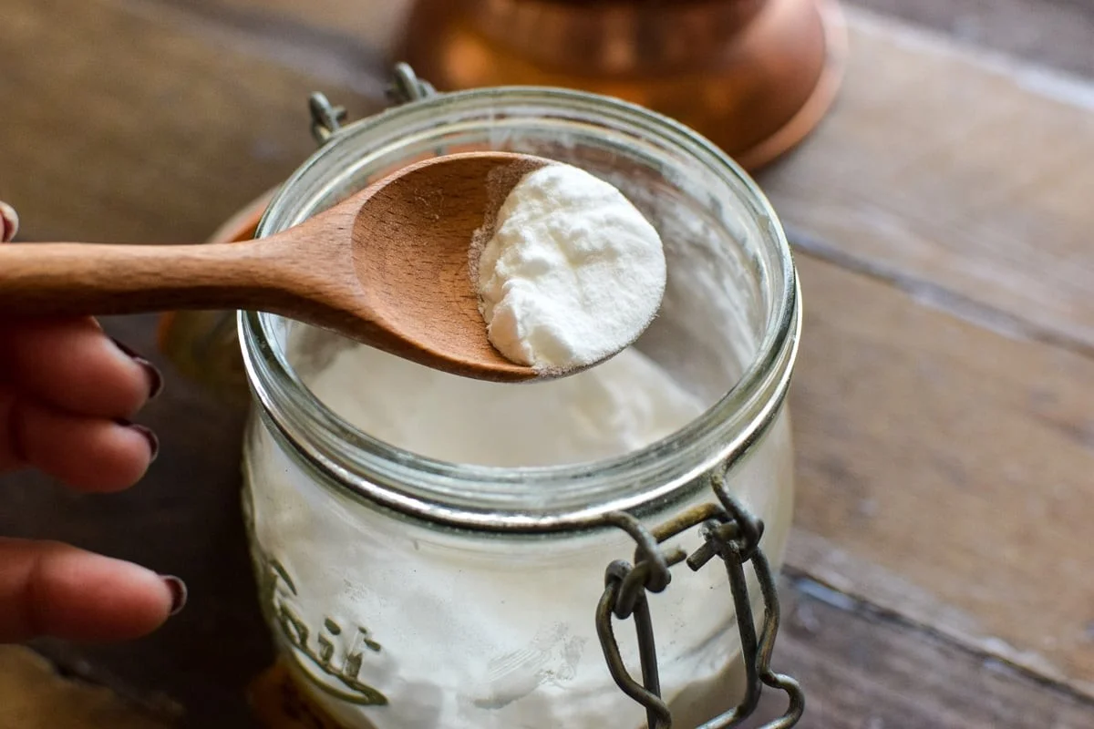 Jedlá soda na zarudlé konce vlasů? Funguje lépe než drahé krémy - image 1