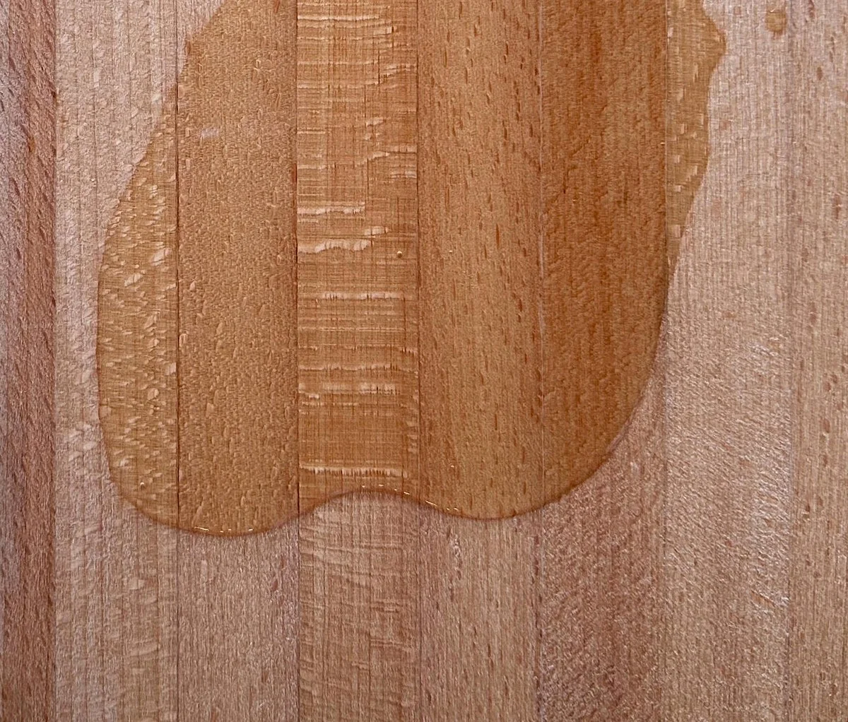 Kokosový olej na dřevěných prkénkách: proč je lepší než všechny drahé přípravky