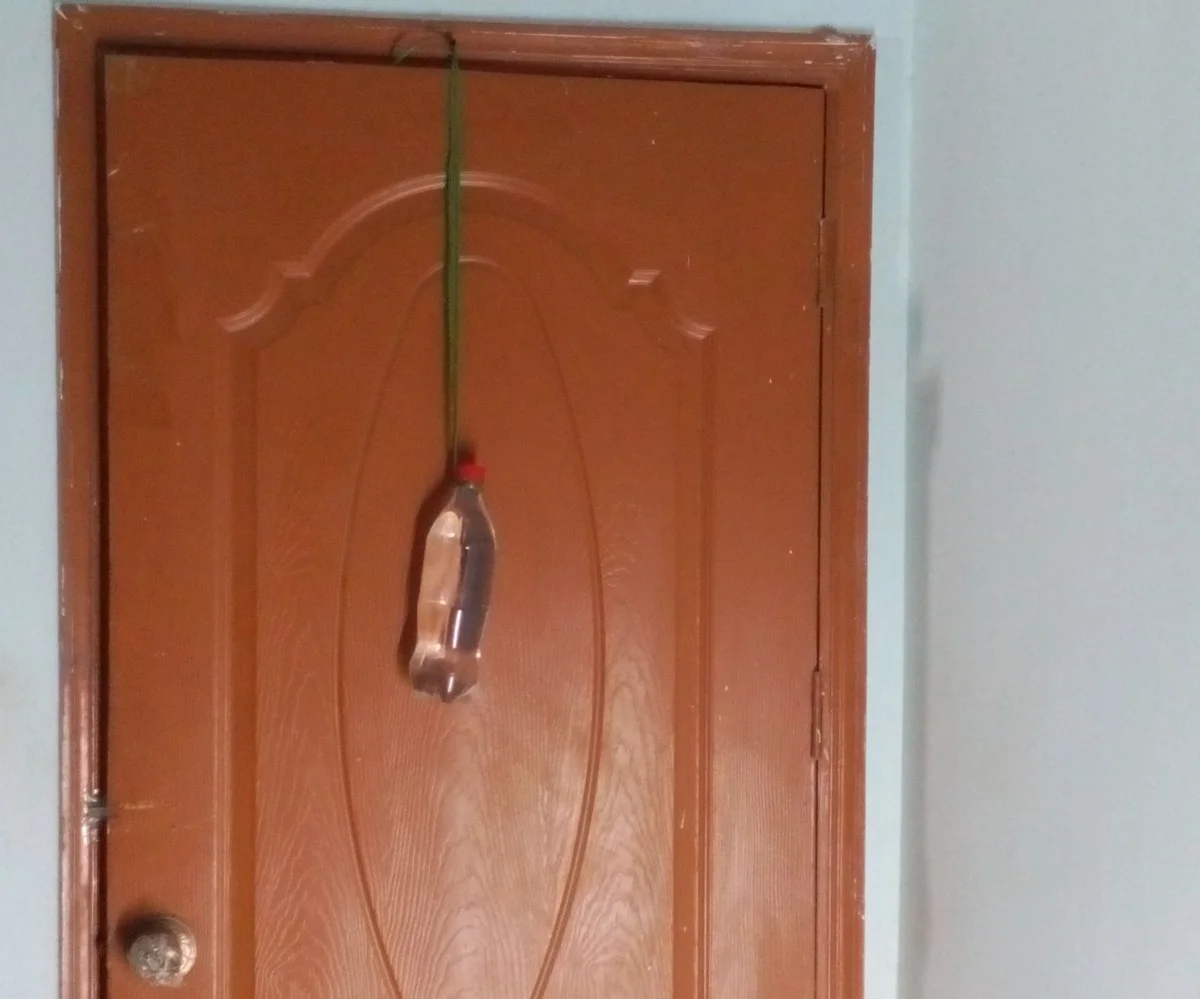 Kolíček do zavírače dveří. Překvapivý trik proti prahu