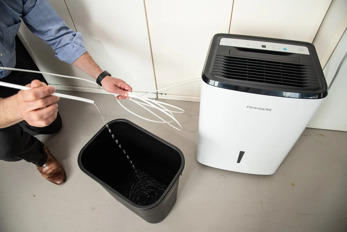 Kuřecí kostky místo svíček: levný trik proti vlhkosti v bytě