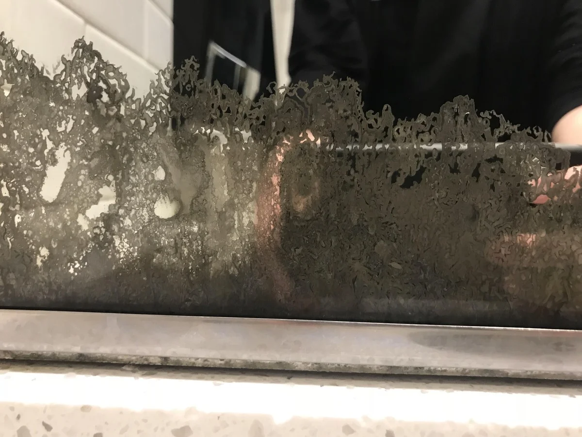 Obyčejná sůl na zrcadle: jak odstranit plísně bez chemie