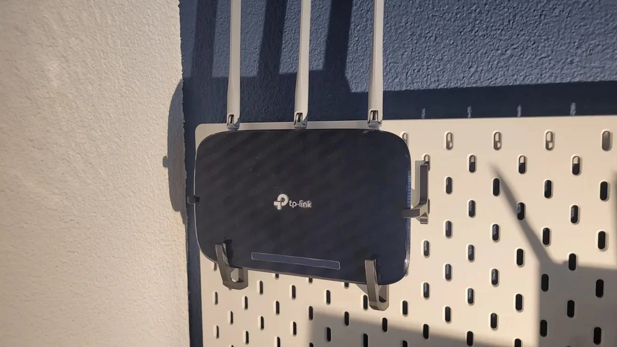 Obyčejný háček na zavěšení obrázku šetří náklady na internet - image 1