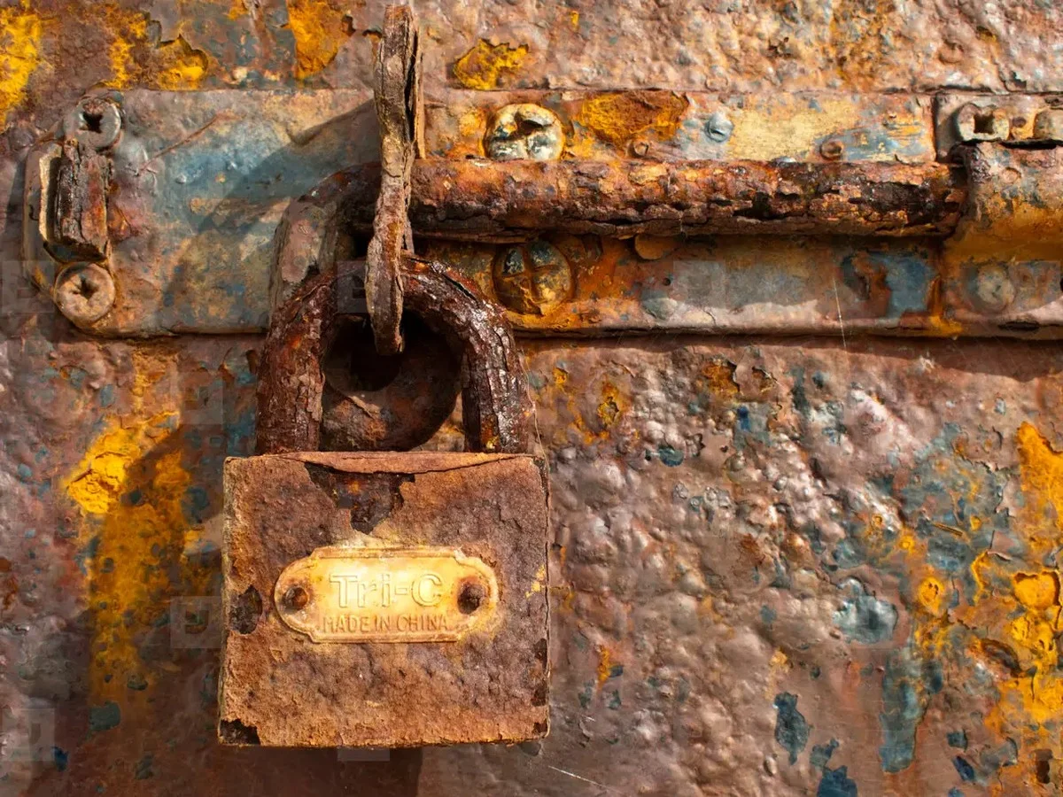 Ocet a sůl na zarezavělý zámek? Jednoduché řešení bez chemie