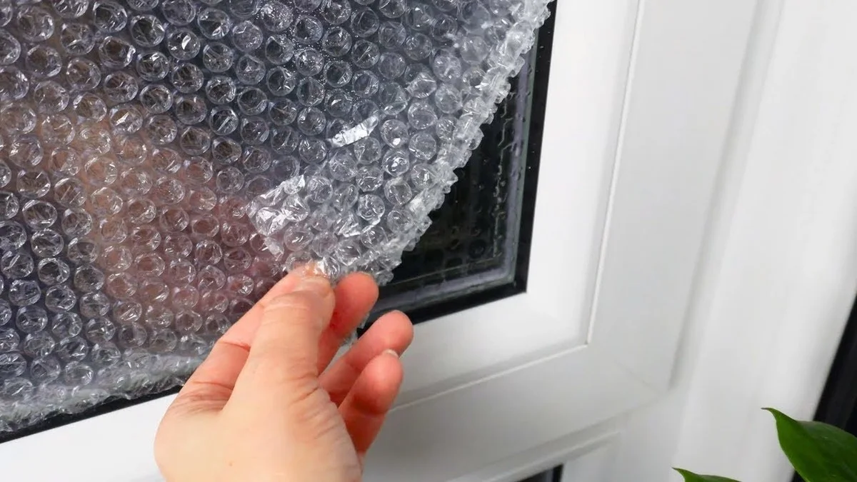 Plastová fólie na okně: jak ušetřit stovky korun na vytápění bez investic - image 2