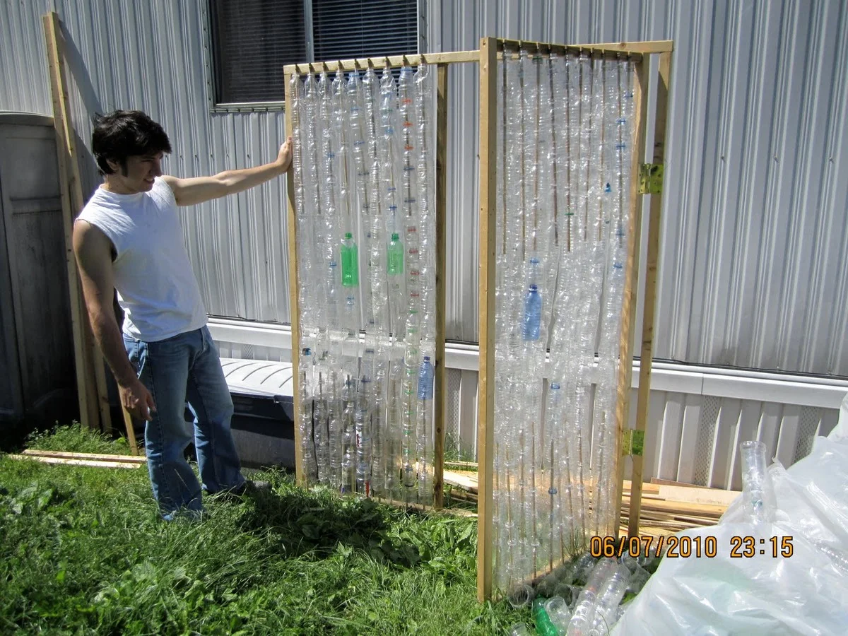 Plastová láhev za dveřmi: proč to všichni dělají v zimě