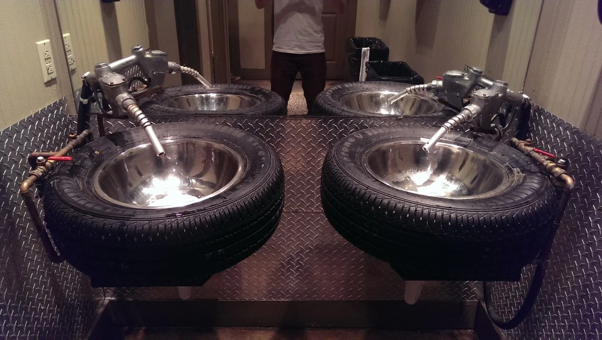 Pneu od kola jako přesadník: zahradnický trik který vaše květiny zachrání - image 1