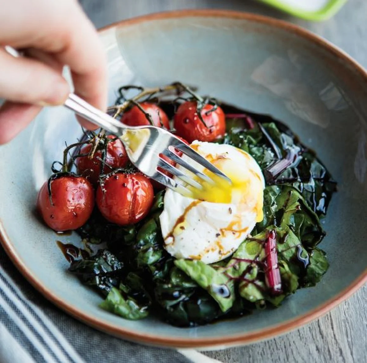 Proč kuchaři vždycky přidávají do vroucí vody ocet k vejcím