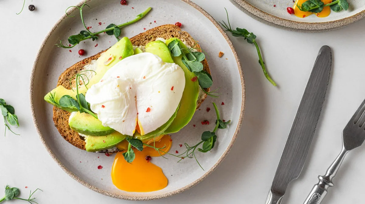 Proč všichni šéfkuchaři přidávají do vody octanu při vaření vajec