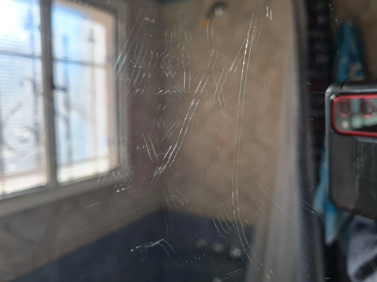 Škrábnutí na zrcadle? Zubní pasta vám ji smaže za minutu - image 1