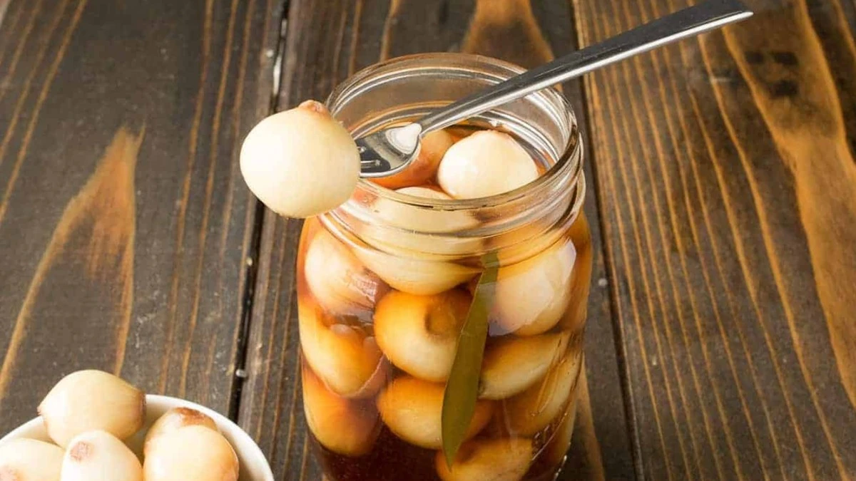 Směs octa a cibule zabije plíseň pod oknem během týdne