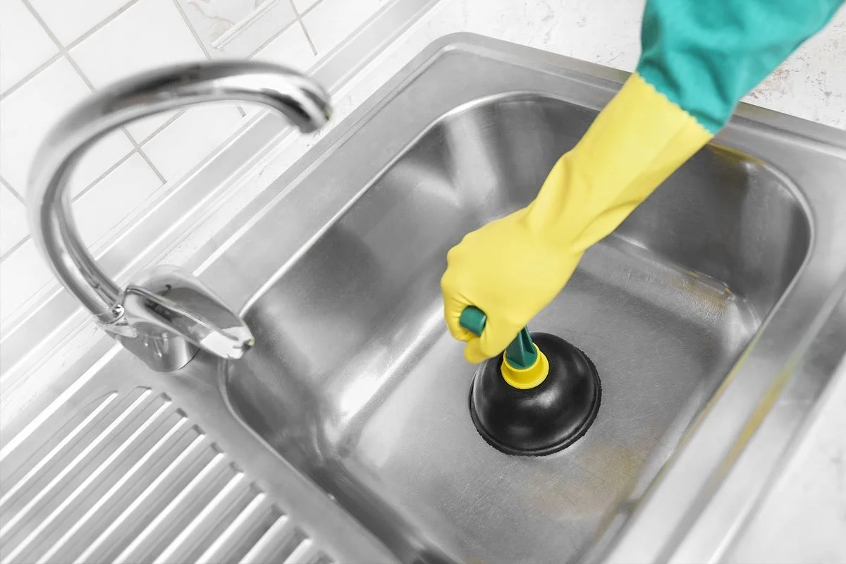 Sodovka do umyvadla pracuje lépe než drahé čistidlo? Vyzkoušeli jsme to - image 1