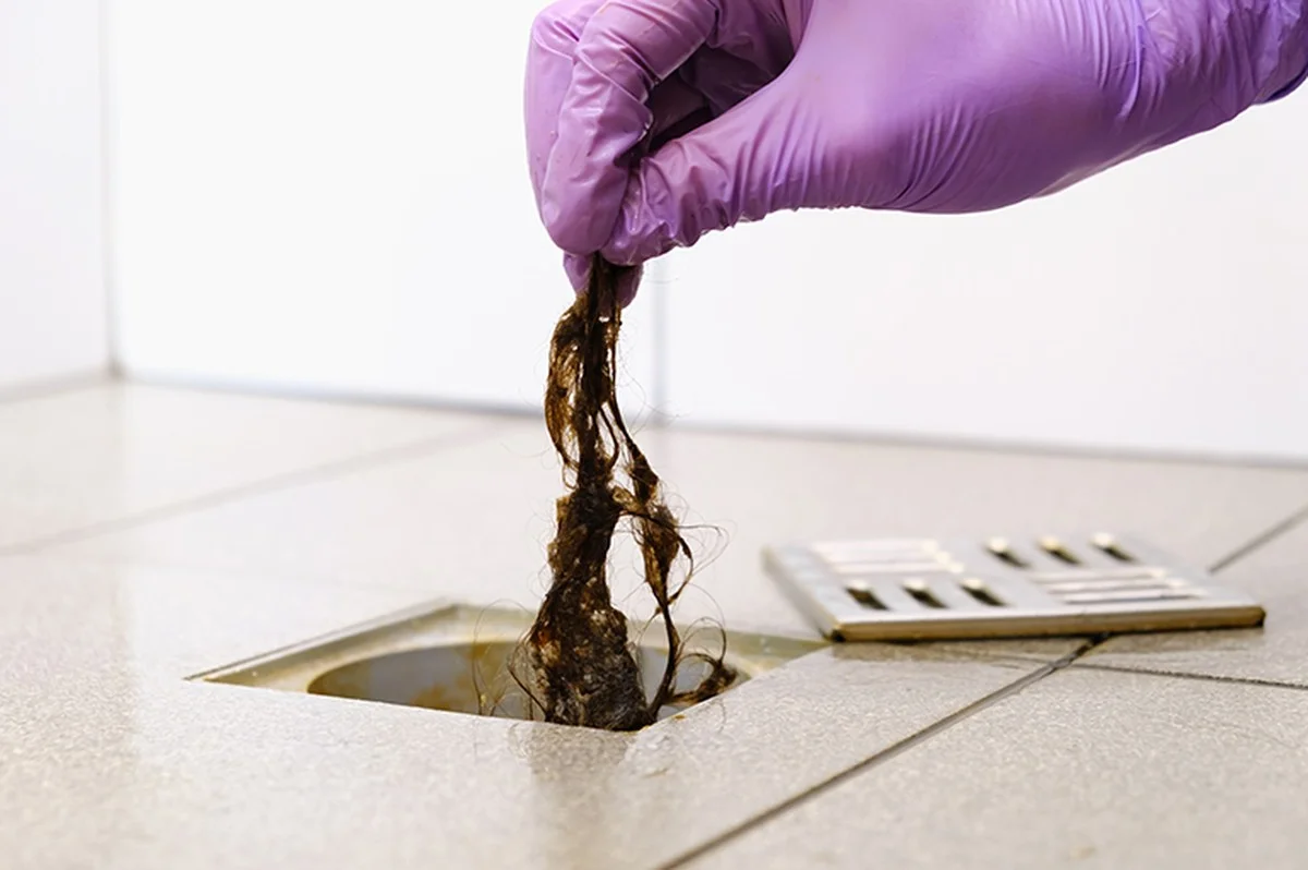 Sprchu entupí? Ocet a jedlá soda jsou zázrak