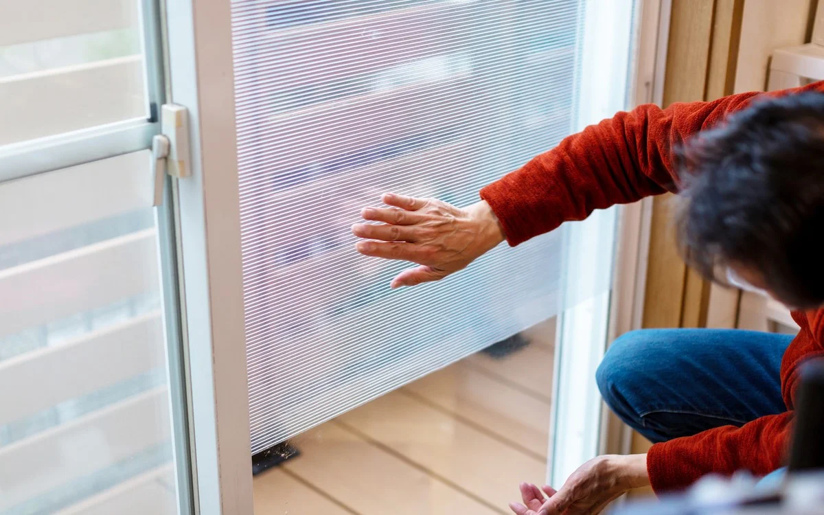 Staré ponožky jako izolace do štěrbin — geniální řešení na průvany - image 2
