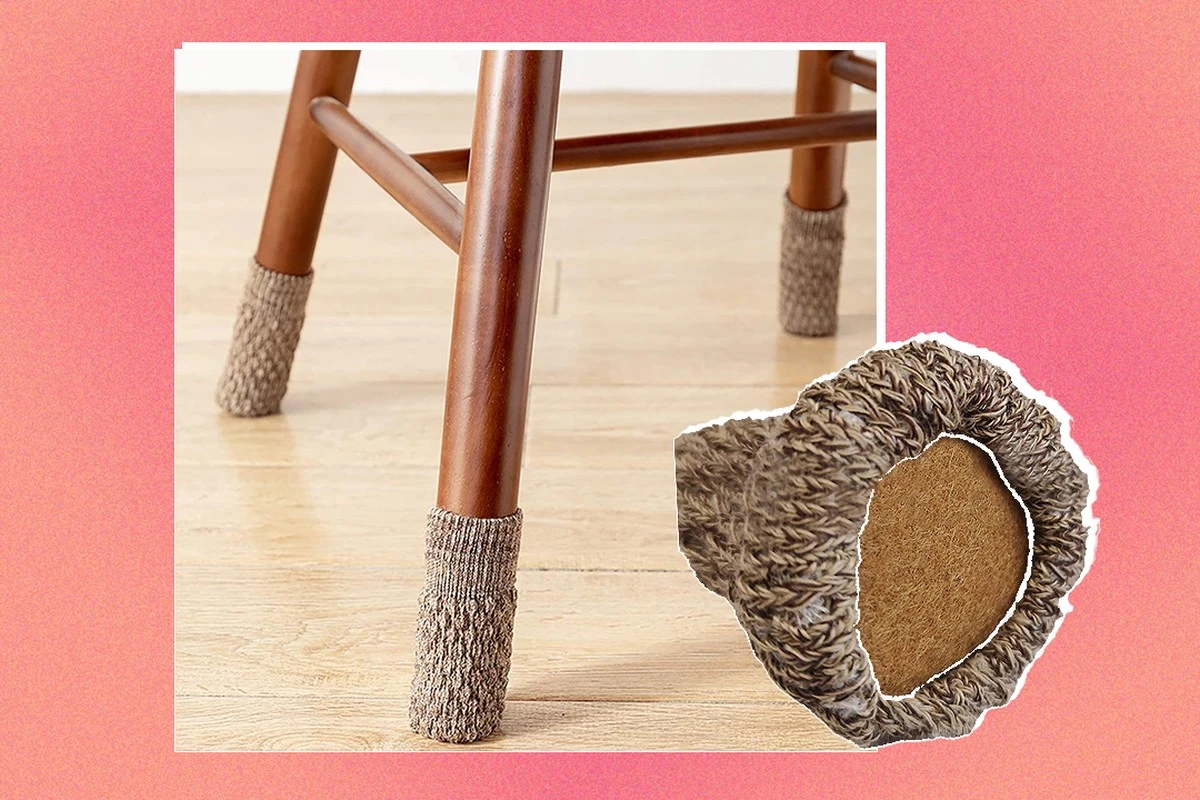 Staré ponožky na nožičky židlí chrání podlahu i váš sluch