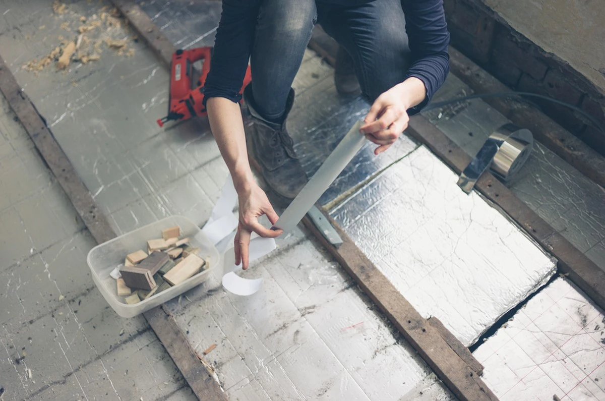 Starý kartón pod koberec? Nejlepší izolace, kterou máte doma - image 2