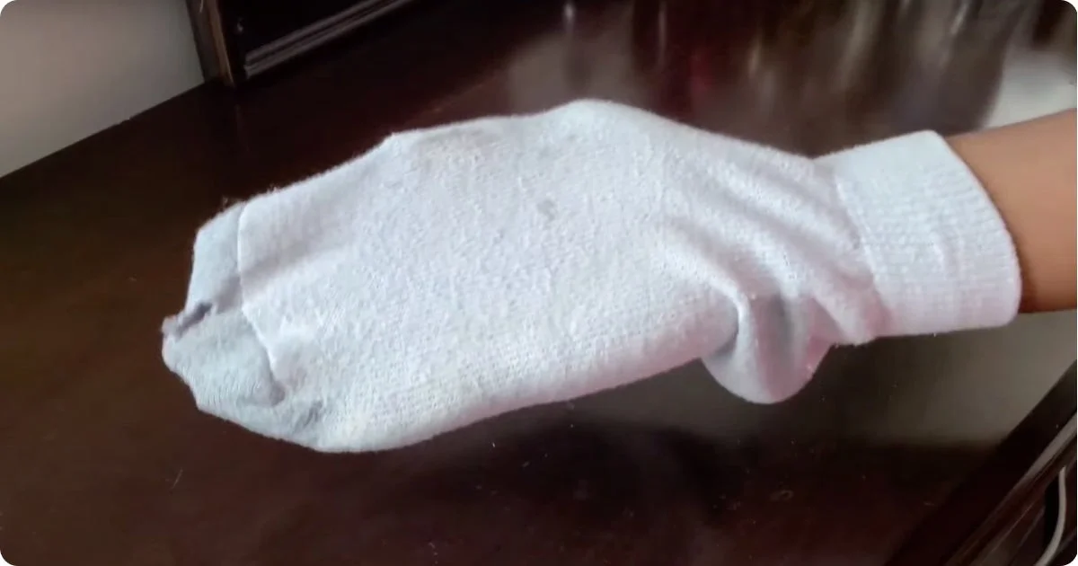 Starý ponožka jako sběrač prachu? Proč ji stavitelé nosí do každého pokoje