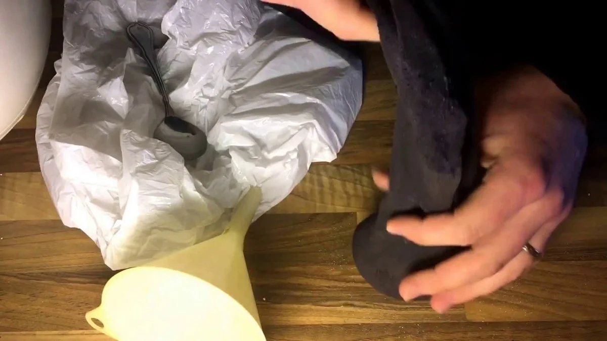 Starý ponožka plná soli? Perfektní pomocník proti vlhku v bytě - image 1