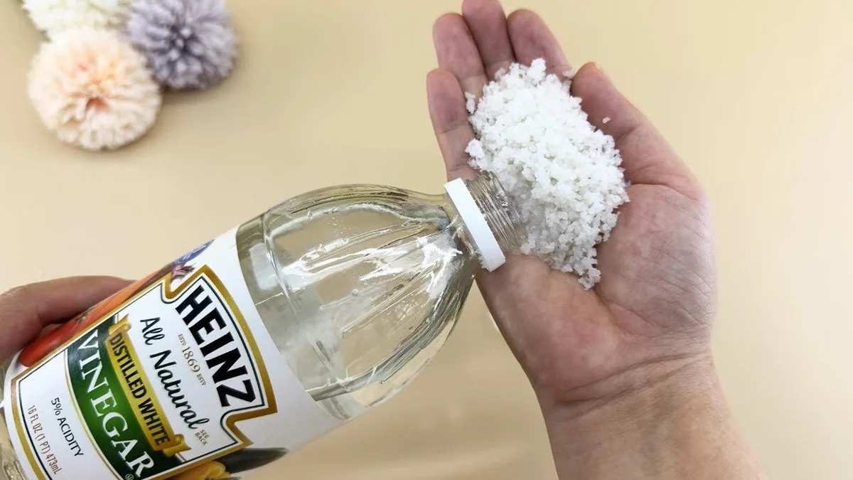 Sůl a ocet na skvrny od vody: chemie, která vydělá lahodné výsledky