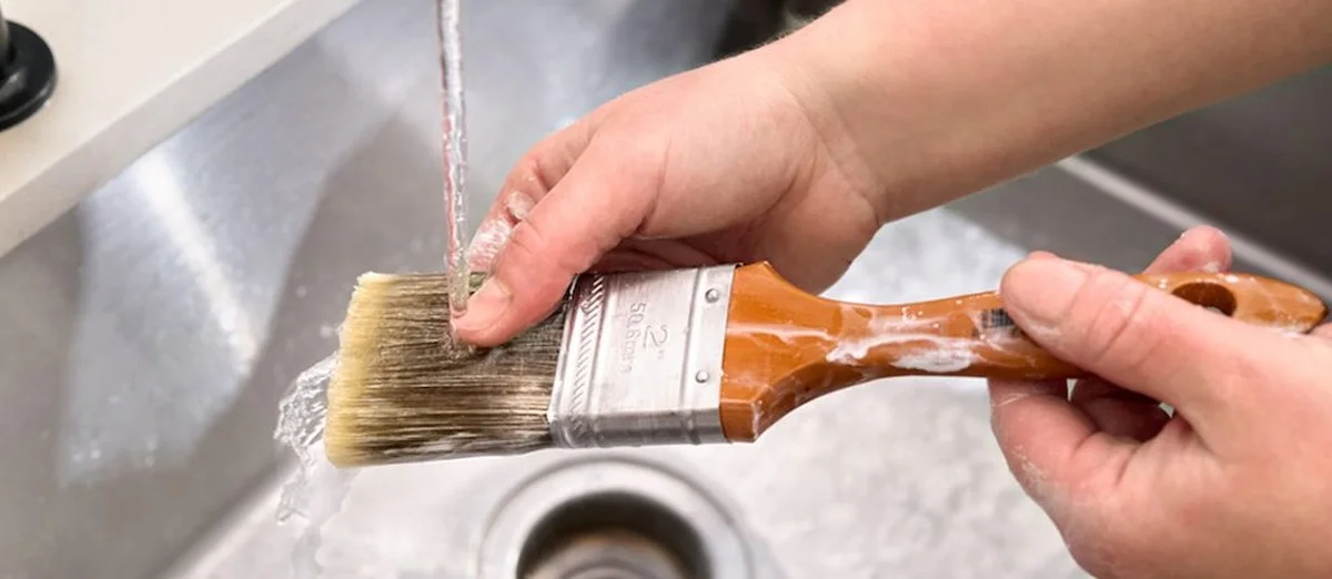 Sůl a ocet na zaschlou barvu - jednoduchý trik, kterým čistí profesionální malíři - image 2