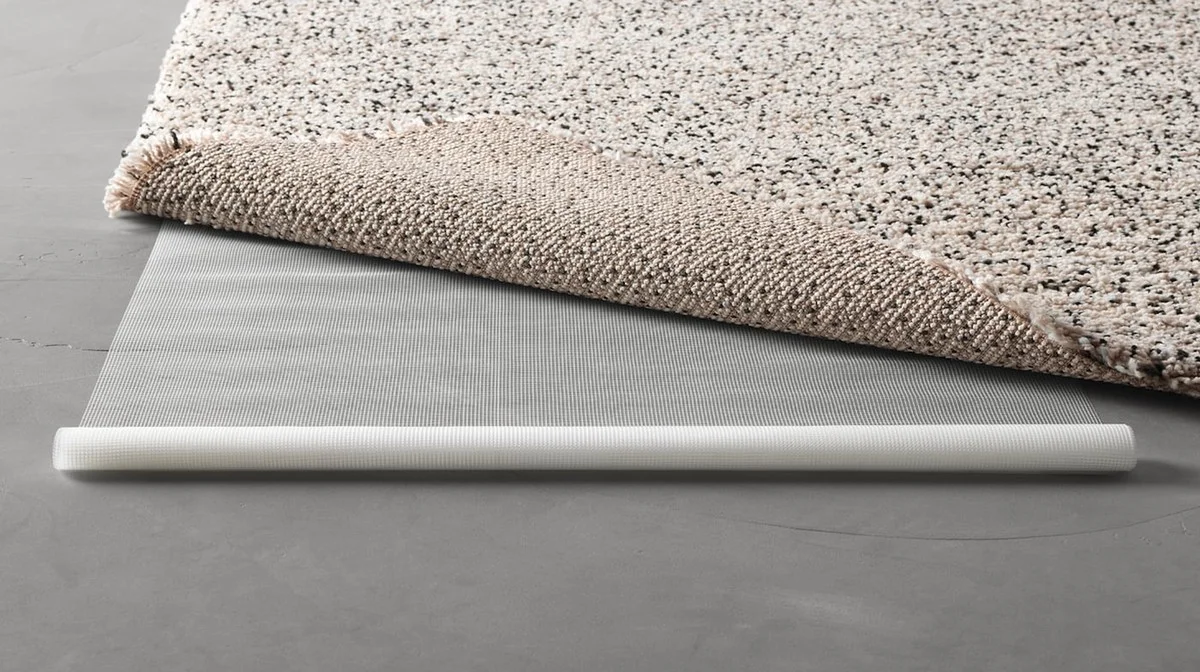 Tenké punčochy pod koberce zabraňují jejich posunu