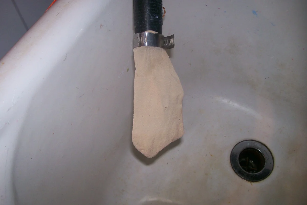 Tenký prádlo síť na odpadní koš: trik proti ucpání potrubí za 10 korun