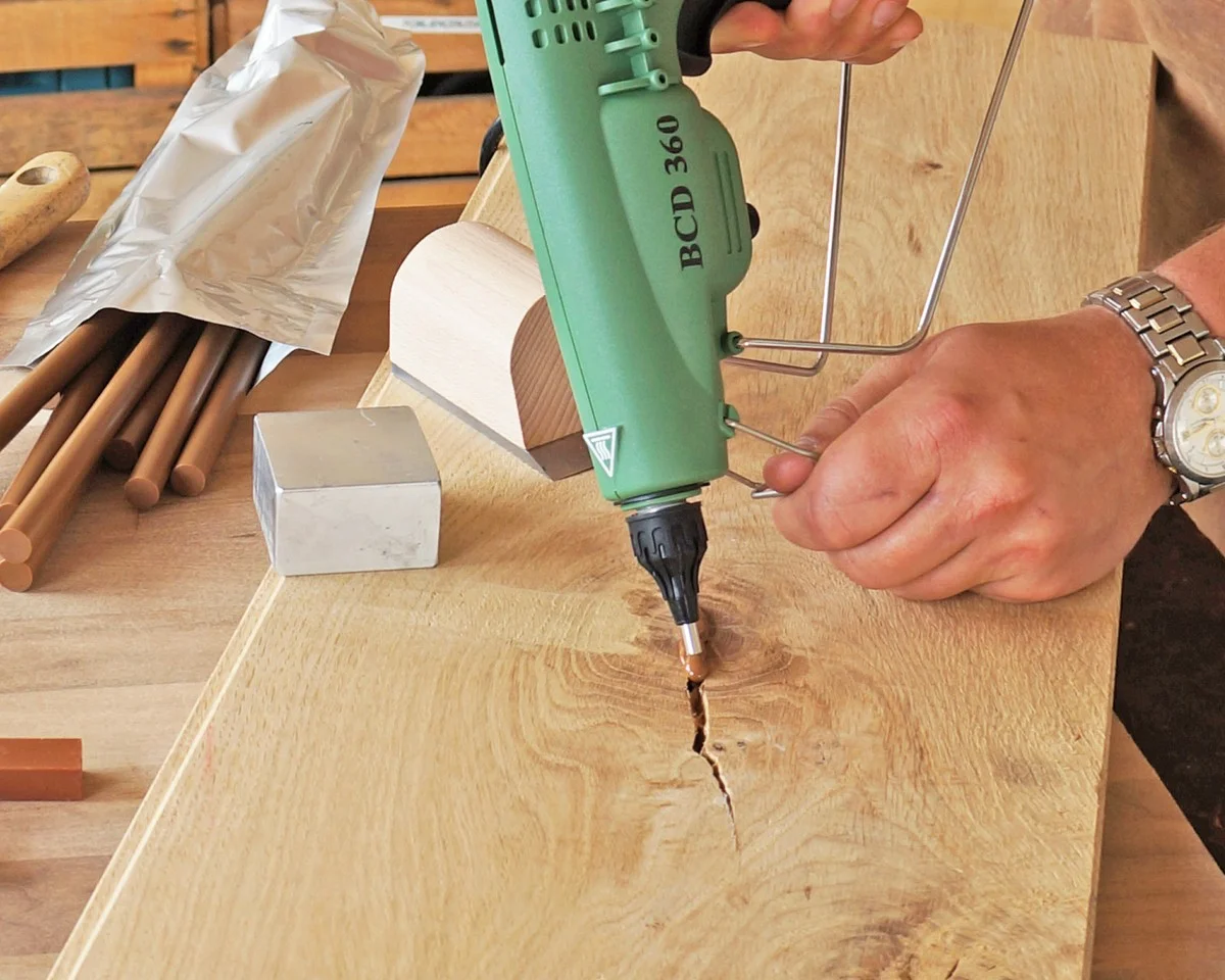 Tesaři vám nikdy neřeknou: proč nedávat lepidlo do starých dírek